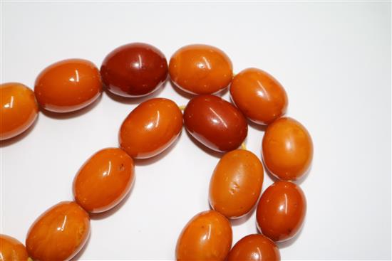 A single strand amber bead necklace, gross 53 grams, 46cm.